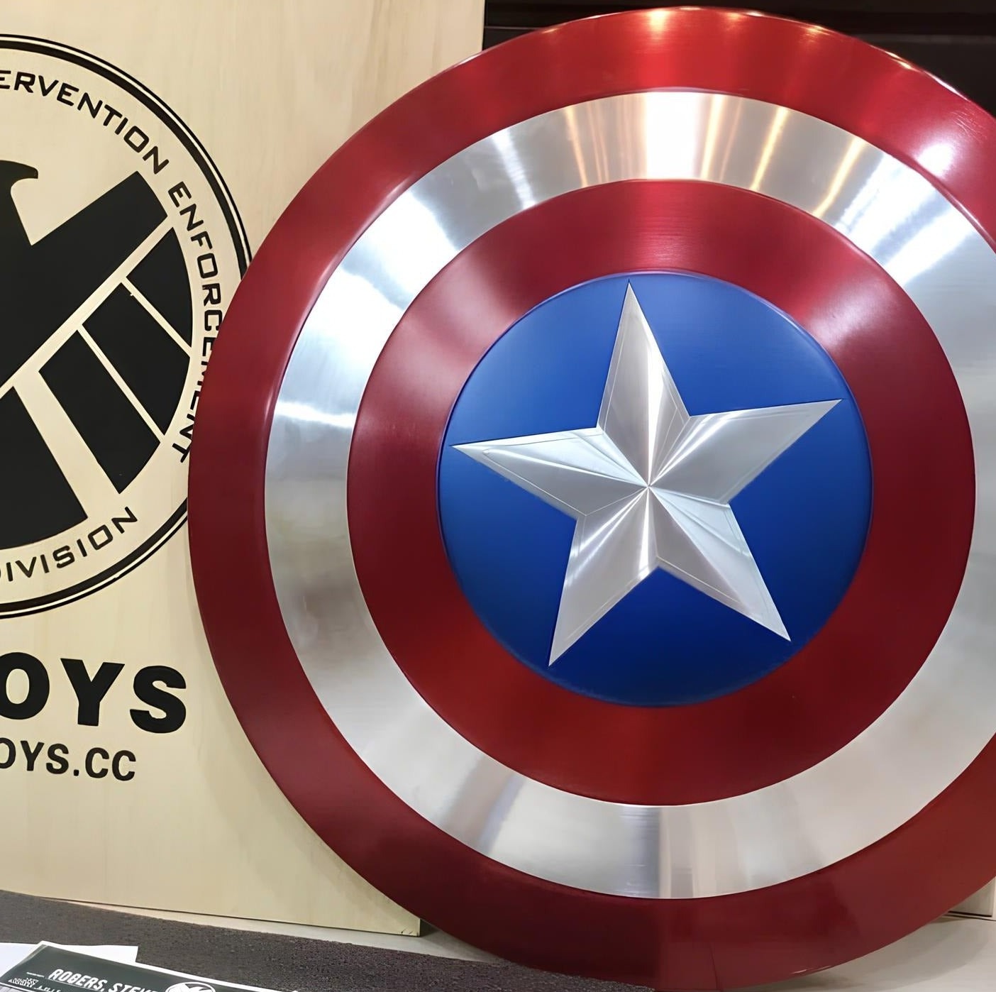 RÉPLIQUE À L'ÉCHELLE 1:1 DU BOUCLIER DU FIRST AVENGER